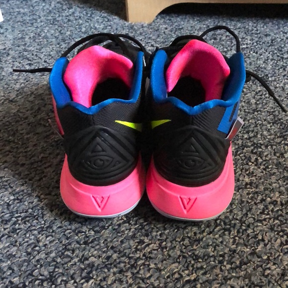 These are brand new kyrie 5 and they are very nice - Picture 4 of 6